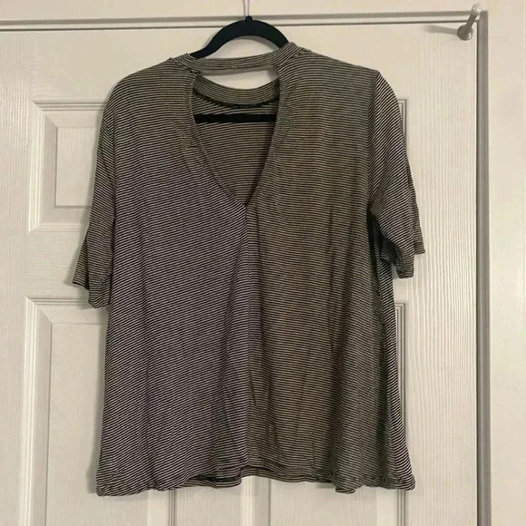 Striped Top with open back - Picture 1 of 3